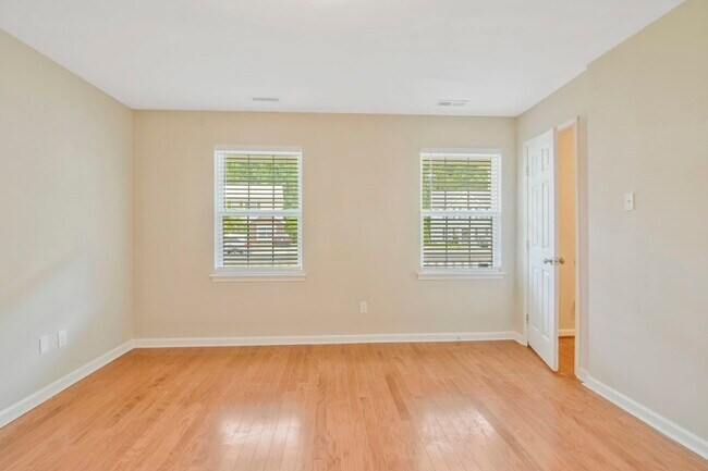 Foto del edificio - 107 Knightwood Dr