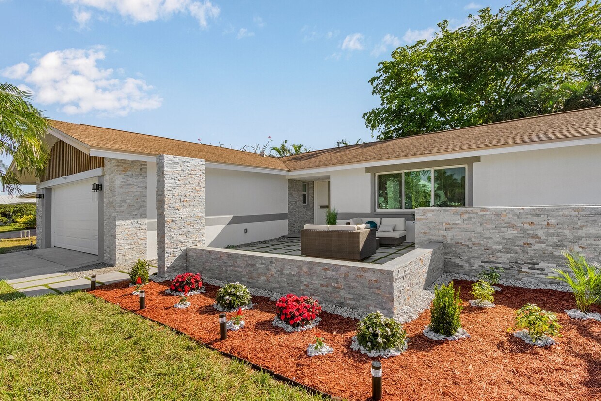 Primary Photo - 646 Pompano Dr