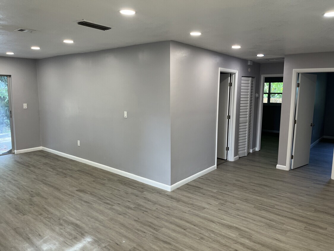 Foto principal - 2510 NE 182nd St