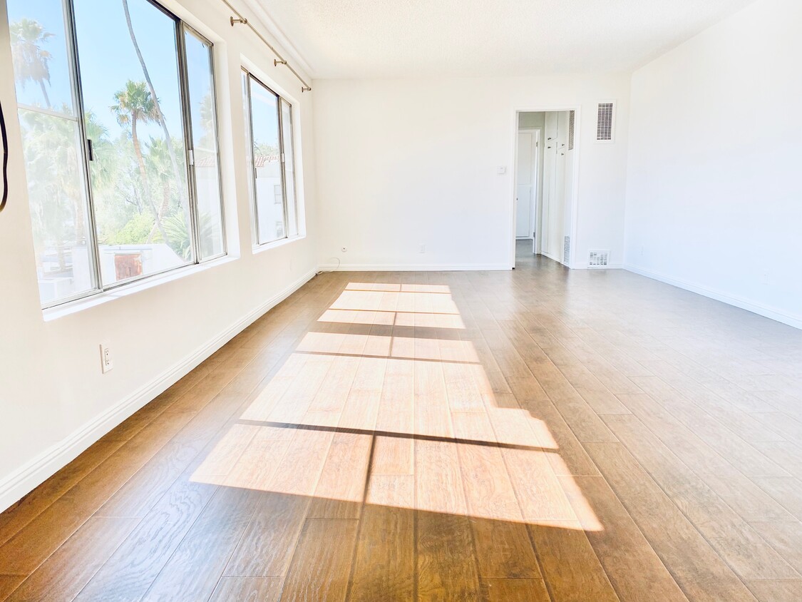 Extra Large Living Room w/ City Views - 1936 Whitley Ave