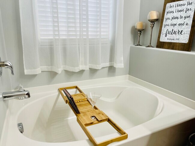 Foto del edificio - 361 W Charles L Mckay St