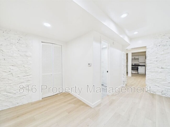 Building Photo - 1110 E 40th St