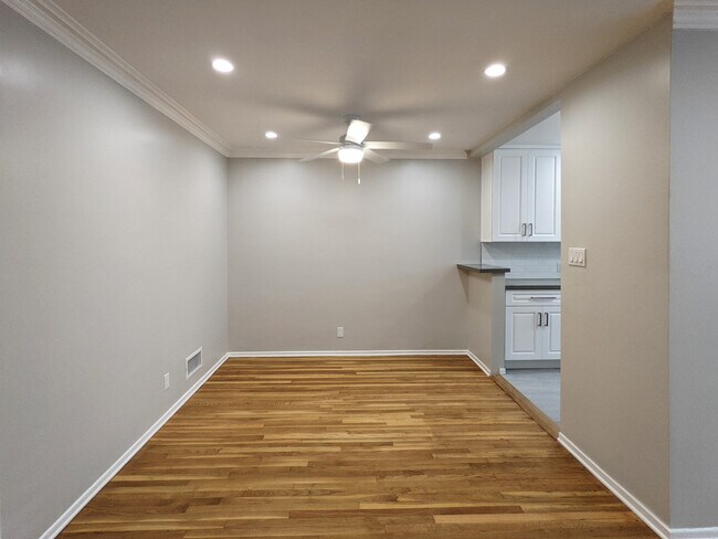 Foto del edificio - 458 S Oakhurst Dr