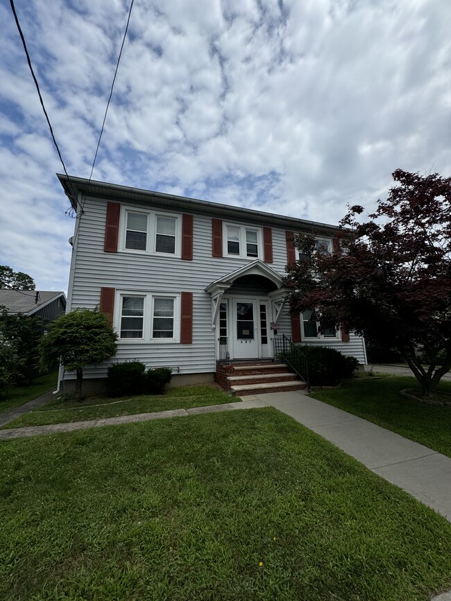 Building Photo - 307 E Edwards St