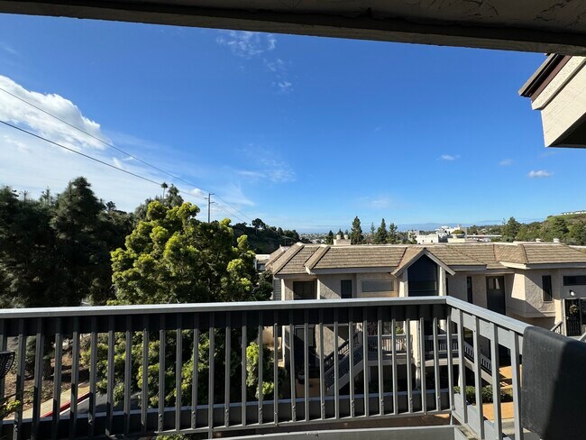Top floor balcony overlooking pacific beach - 3709 Balboa Ter