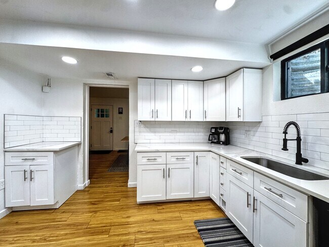 Foto del edificio - 2460 Irving St
