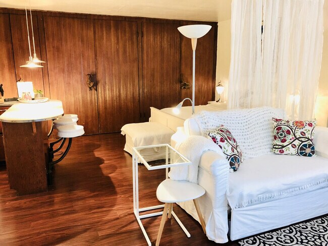 Foto del edificio - 4136 Beach Dr SW