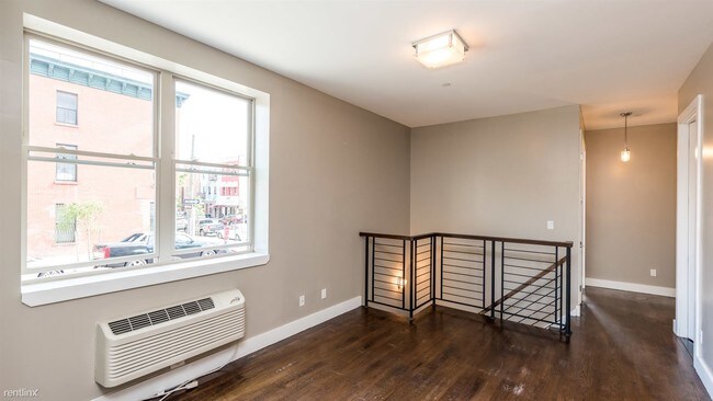 Building Photo - 5 br, 2 bath Apartment - 137 Hart St Unit 1B