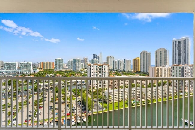 Building Photo - 300 Bayview Dr
