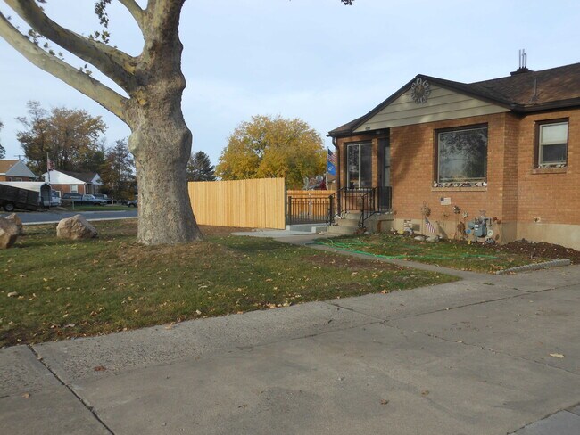 Building Photo - 3943-2075 2075 W St