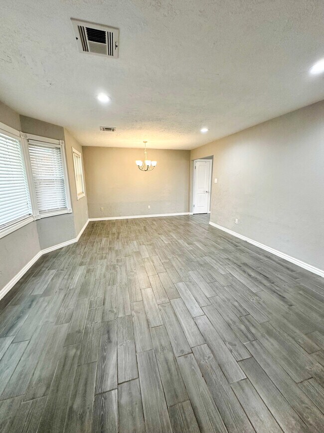 Building Photo - 2305 NE Village Dr