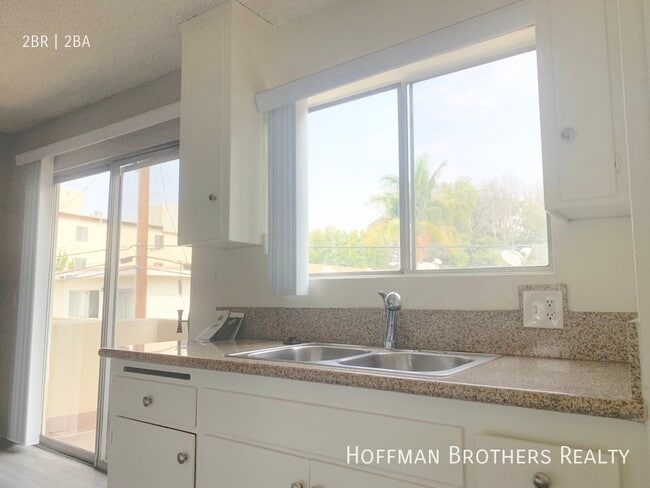 Building Photo - 1642 Barry Ave