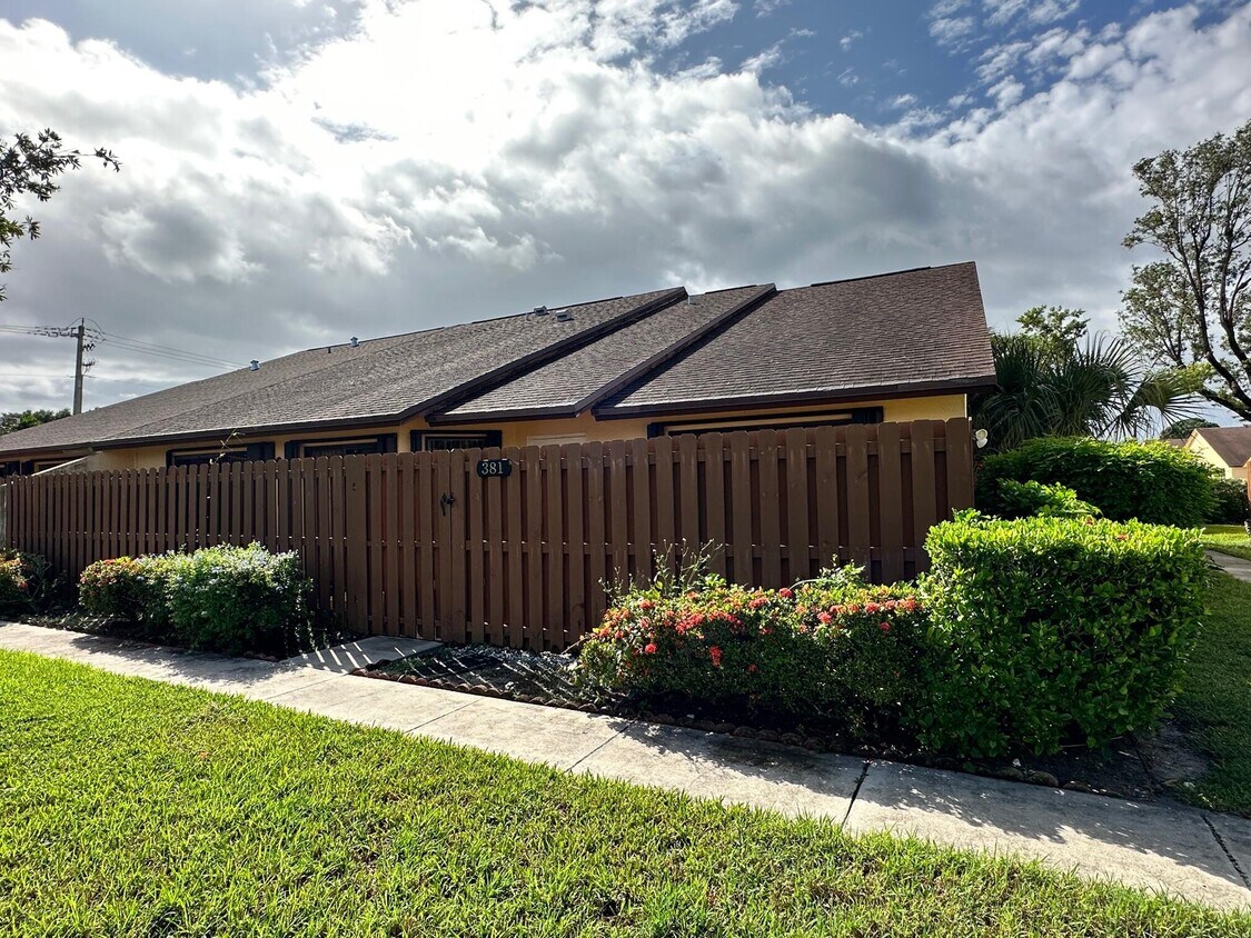 381 Springdale Cir, Palm Springs, FL 33461 Townhome Rentals in Palm