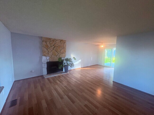 Building Photo - Charming Puyallup Home – Spacious & Updated