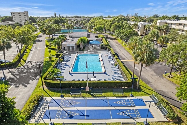 Building Photo - 2450 Deer Creek Country Club Blvd
