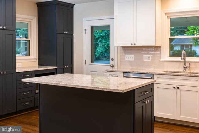 Building Photo - 10111 Toms Ct