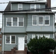 Building Photo - 313 Leslie St