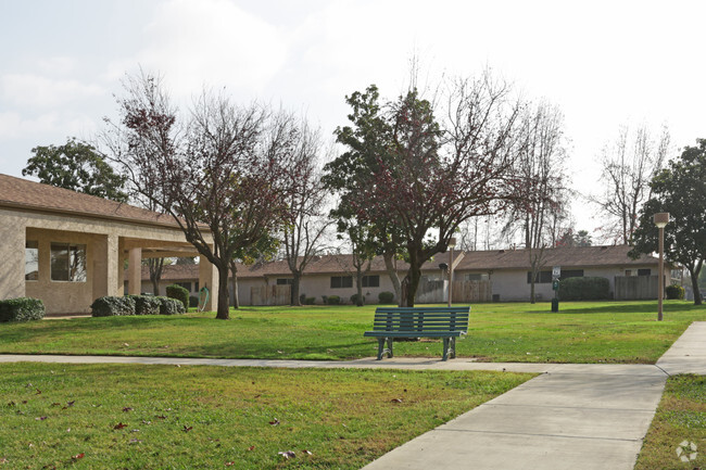 Foto del edificio - Porterville Garden Apartments