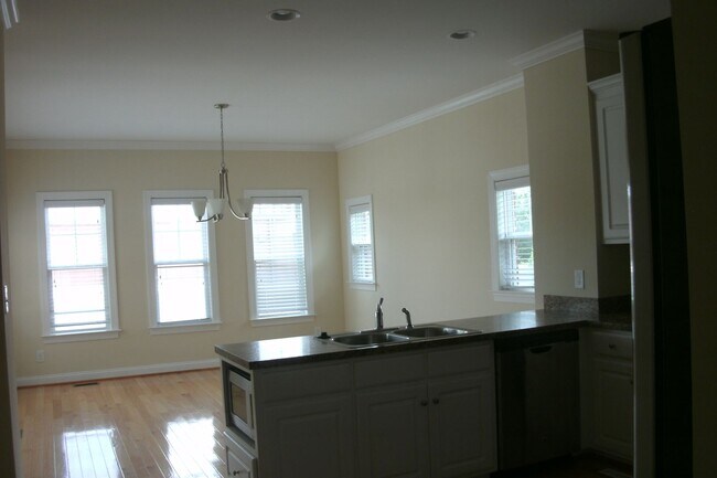 Foto del edificio - Freshly Painted Large Townhome