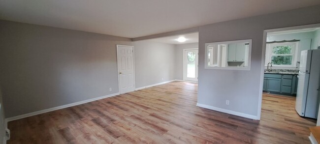 Building Photo - Recently Renovated! Ready for move in! Spl...