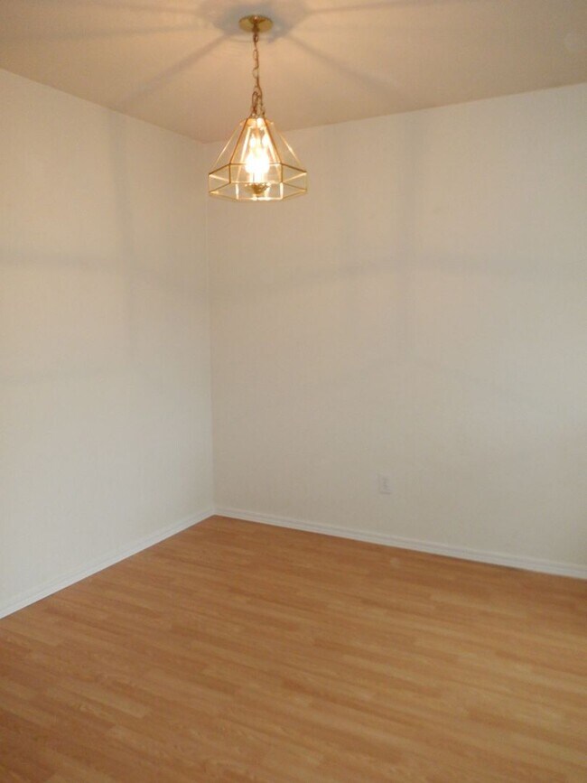 Foto del edificio - Single Level 2 Bed/2 Bath End Unit with Ga...