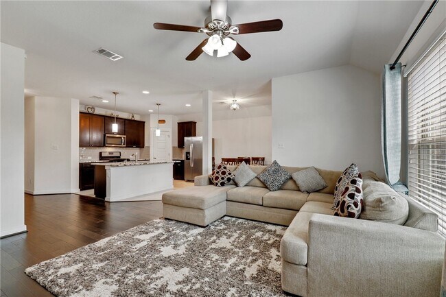 Foto del edificio - 17121 Lathrop Ave