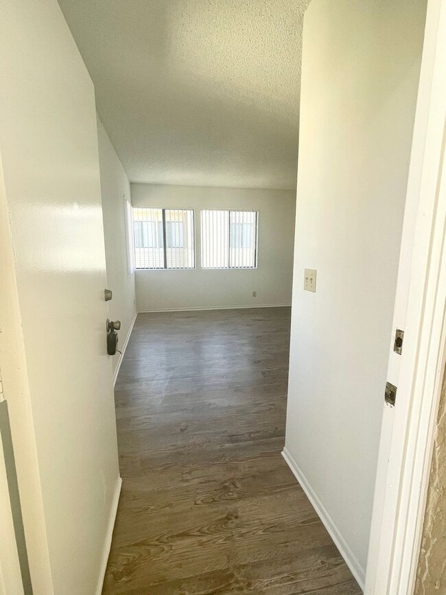 Building Photo - Spacious Single Level Upstairs Apartment!
