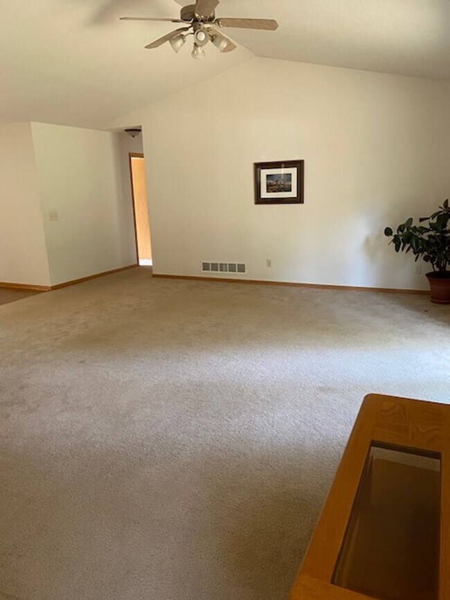 Building Photo - 3 Bedrooms, 3 Bathrooms Single Family Home...