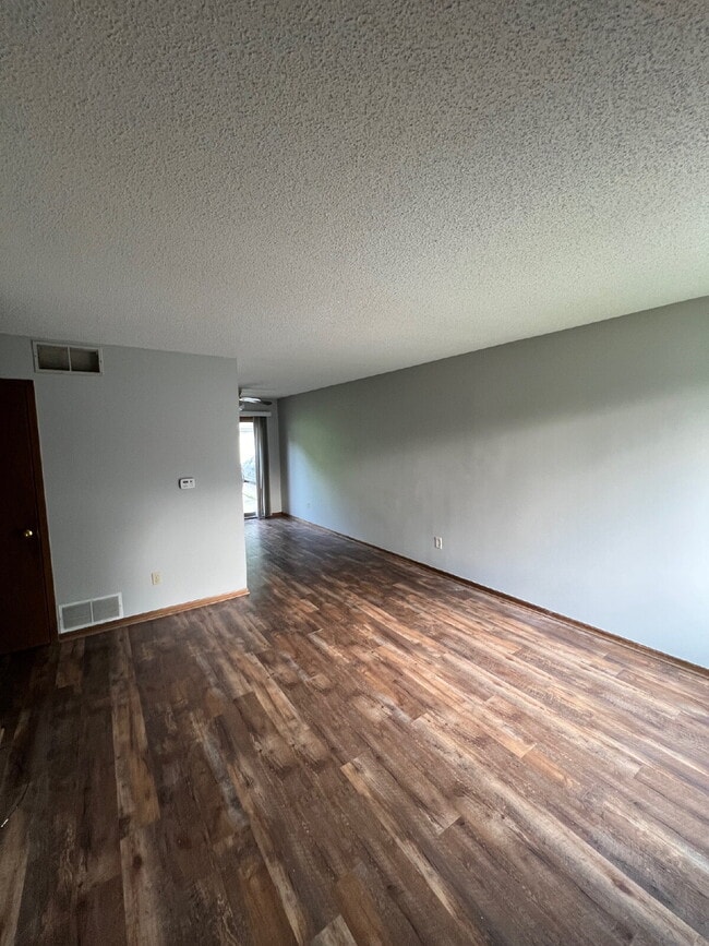 Building Photo - Recently Renovated 2Br / 1.5Ba Home with D...