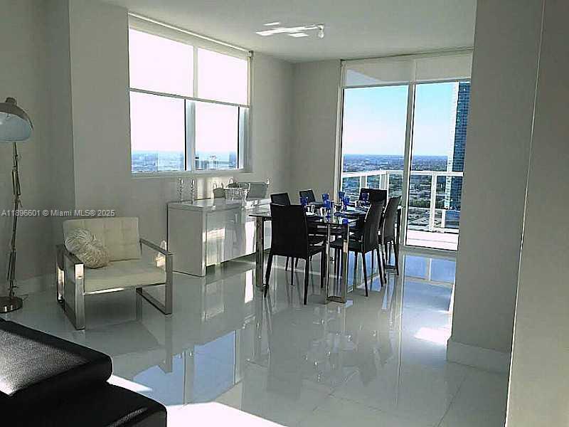 Foto principal - 244 Biscayne Blvd