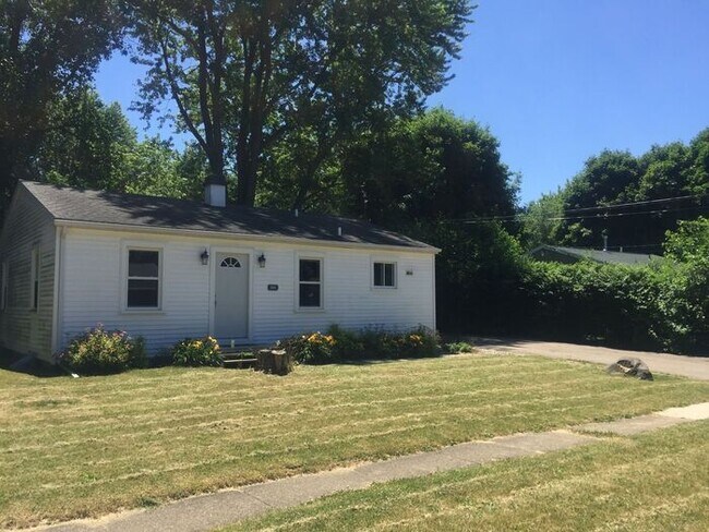 Building Photo - $1450 Charming, remodeled 3-Bed/1-Bath 952...