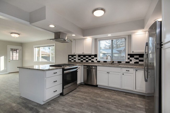 Building Photo - 2149 Lonsdale Dr NE