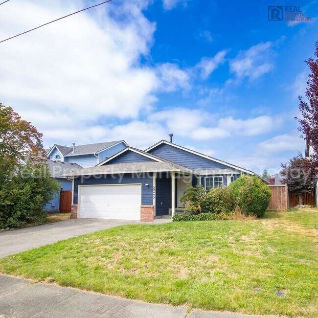 Building Photo - Great 3 bedroom home available NOW Close T...