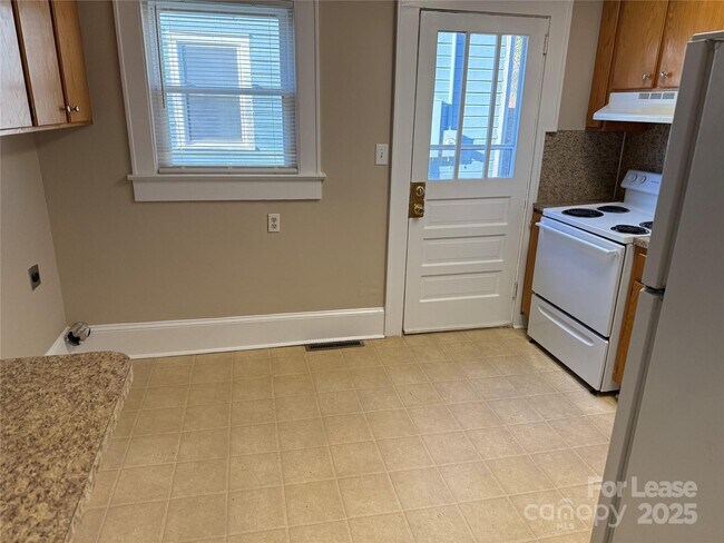 Building Photo - 445 Reynolda Dr