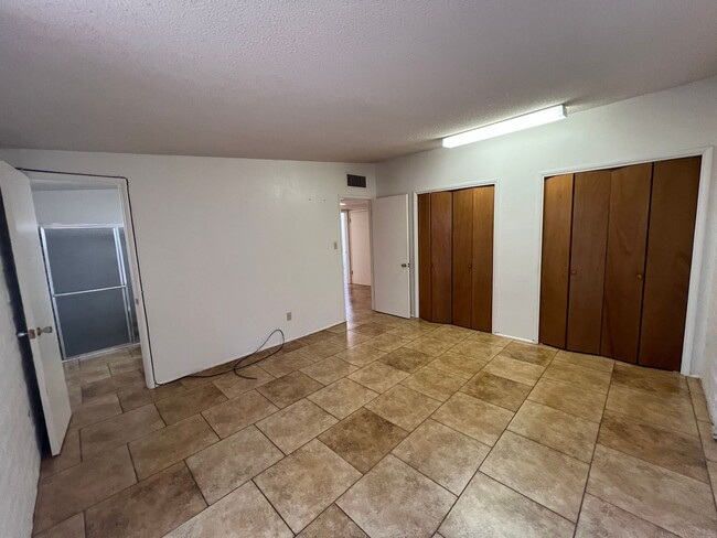 Building Photo - Attractive & Comfortable Eastside 3 Bed. 2...