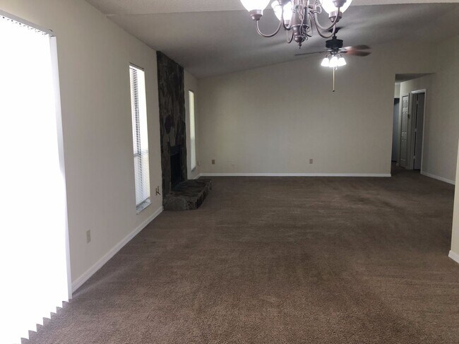 Foto del edificio - 8318 Sugarmill St