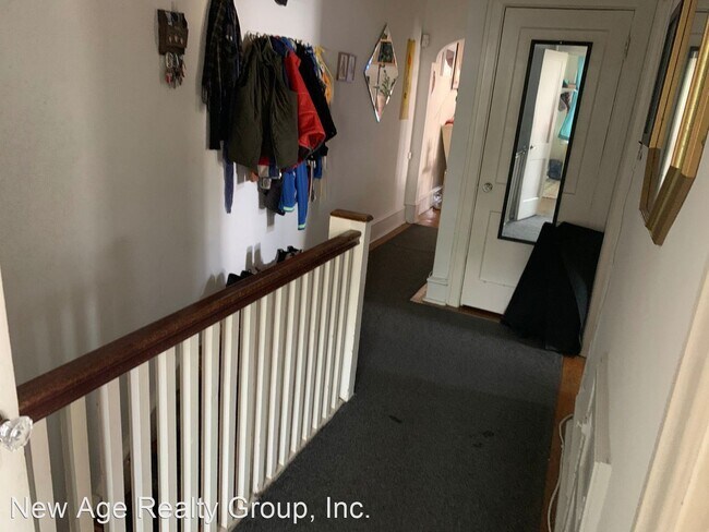 Building Photo - 4815 Larchwood Ave