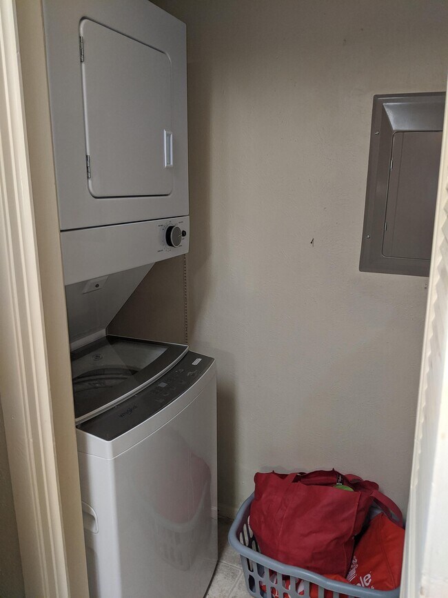 Foto del edificio - 6718 Silvermine Dr