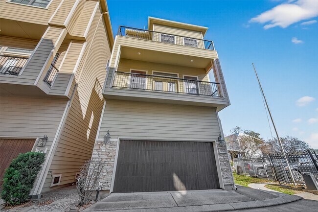 Foto del edificio - 2063 W 14th 1/2 St