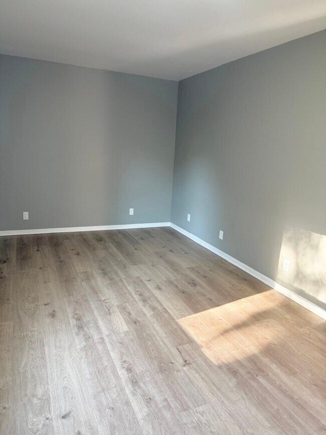 Foto del edificio - 1431 E Bristol Rd