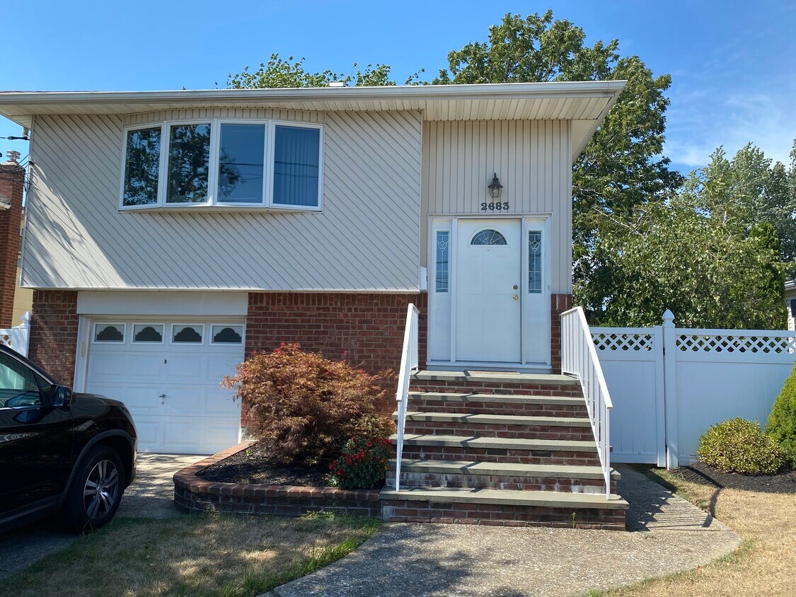 Building Photo - 2683 Maple Ave