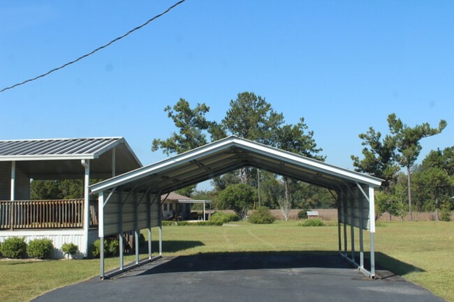 Building Photo - Lovely Doublewide in Grand Ridge, FL