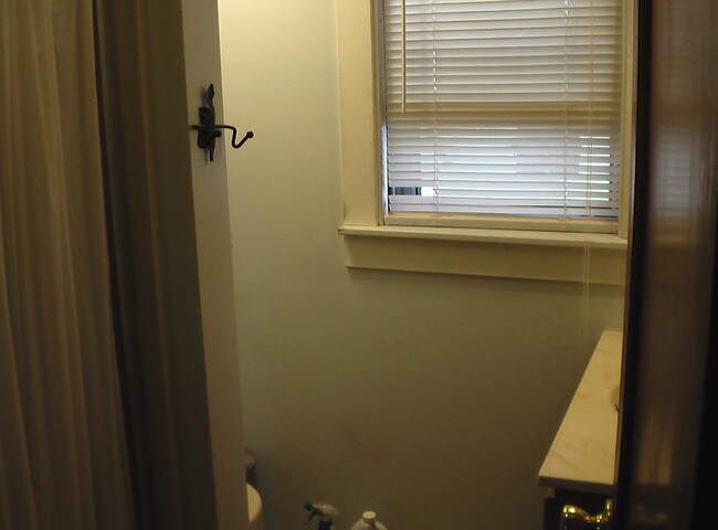 Baño - 538 W Exchange St