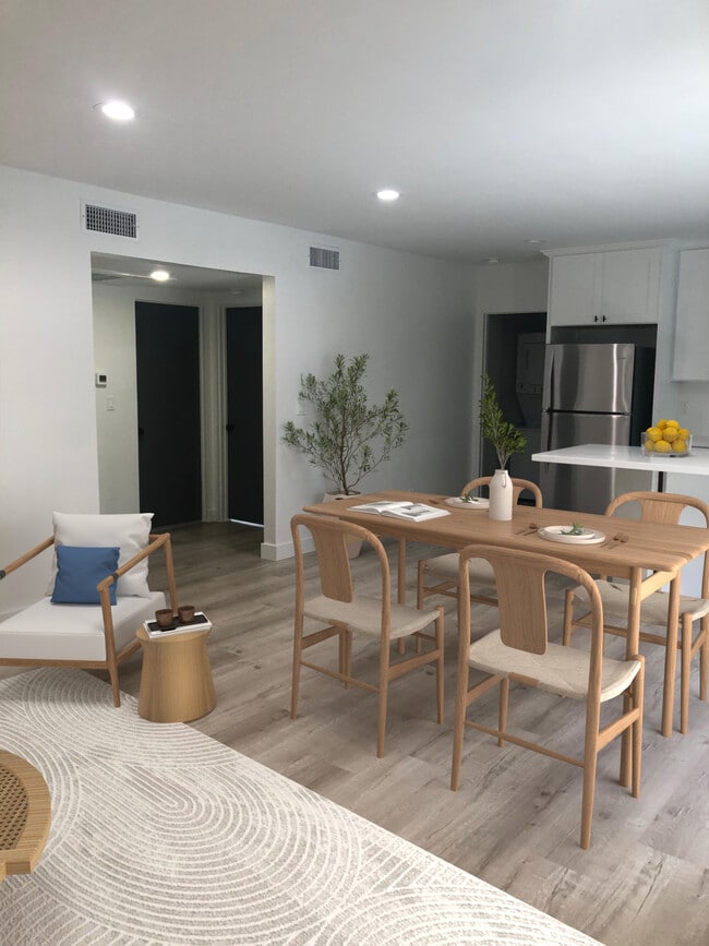 Building Photo - 817 S Bedford St