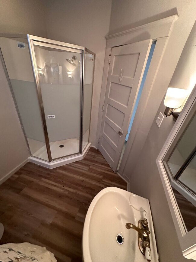 Building Photo - Beautiful Lancaster City 3 BR 1 1/2 Bath I...
