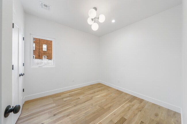 Building Photo - 114 Center St