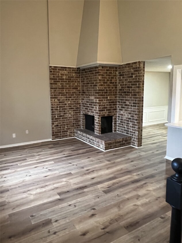 Primary Photo - 1310 Town Cir