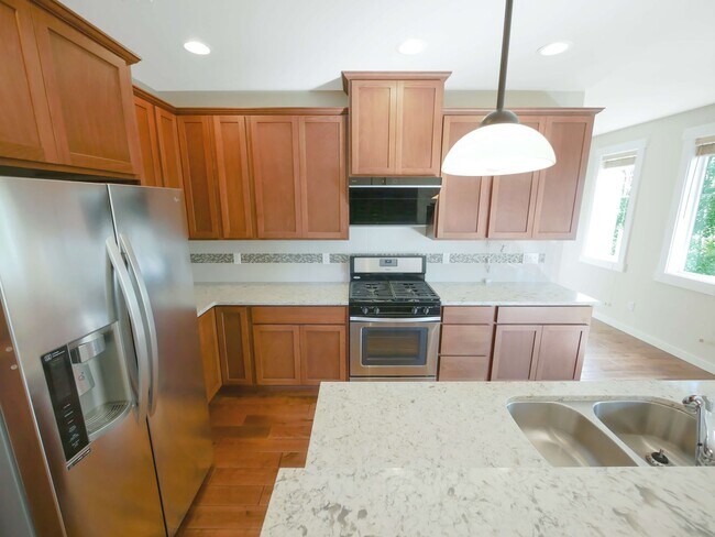 Building Photo - 3 Bed, 2.5 Bath Beautiful Single-family Av...