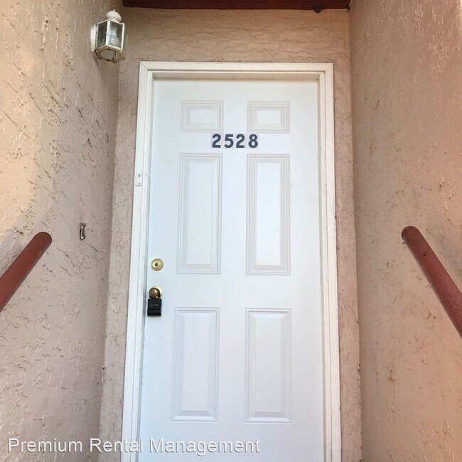 Foto del edificio - 2528 Lakeway Branch Dr