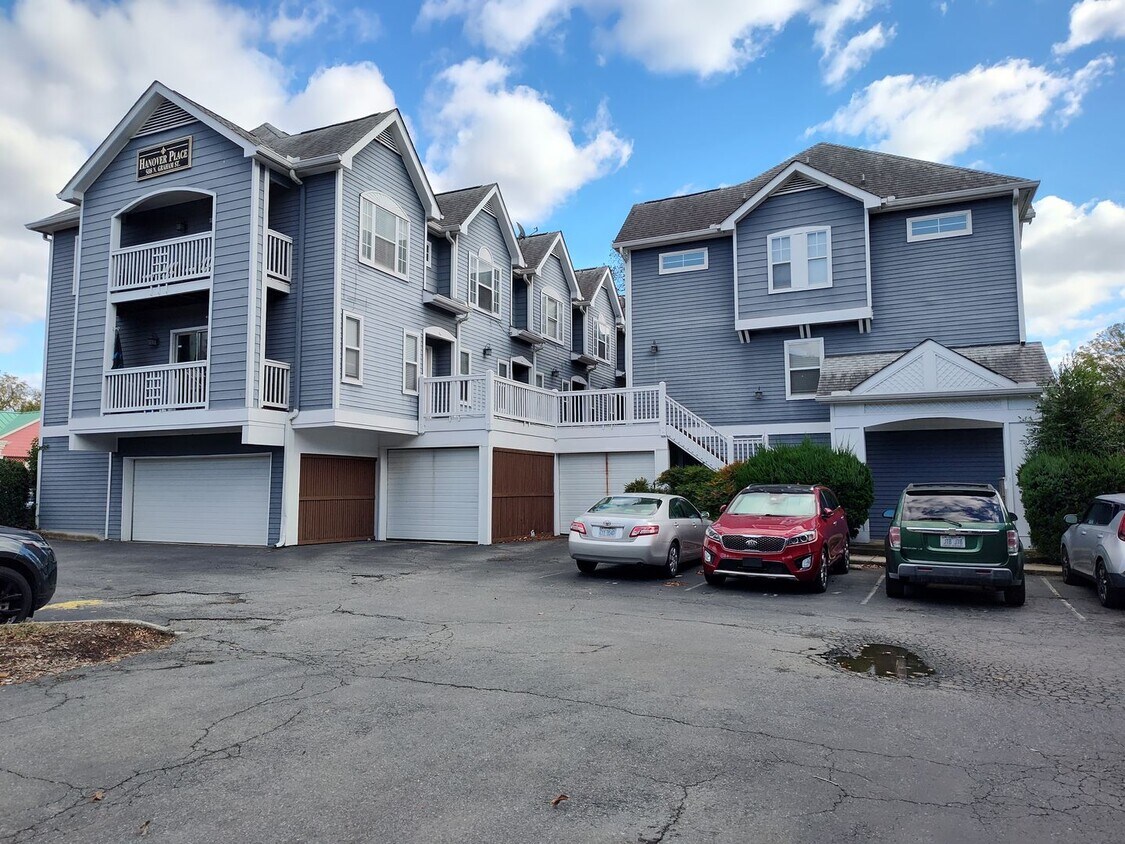 Primary Photo - Move-in ready condo in Located in Fourth W...